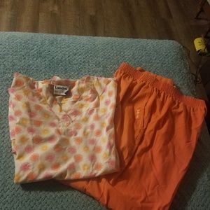 Scrub set Top is a large bottoms are XL